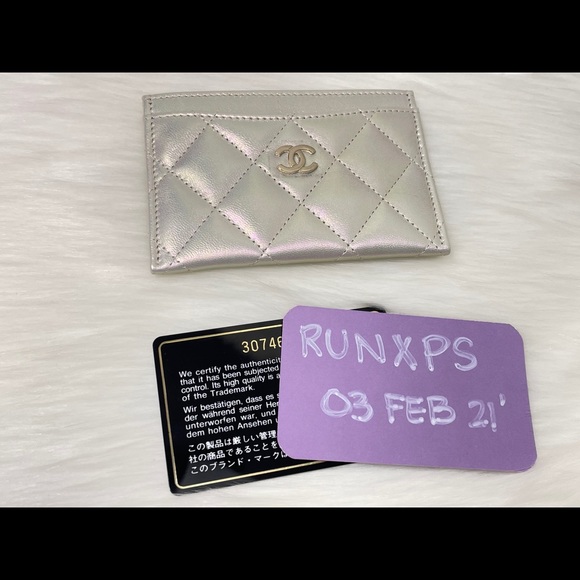 [SOLD] Chanel Ivory Iridescent Quilted Card Holder - Picture 4 of 15